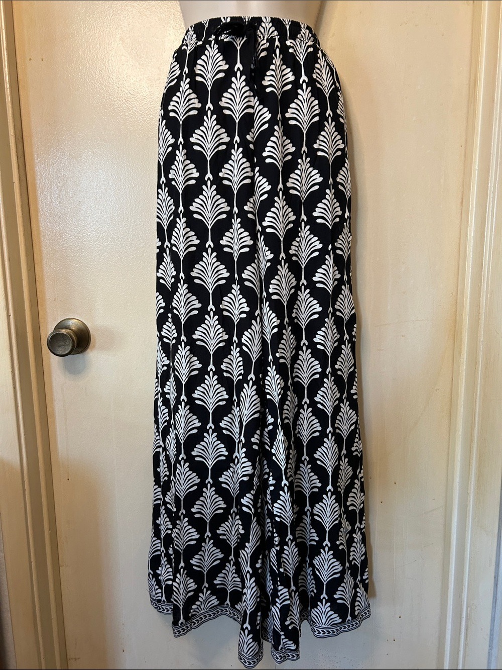 Max Studio Black Wide-Leg Palazzo Pants with Ivory Botanical Print size S